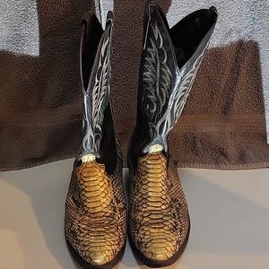 Mens 9 1/2 Snakeskin cowboy boots.